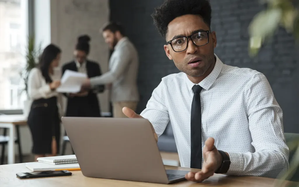 Cansado de papelada, prazos apertados e idas intermináveis ao escritório de contabilidade? A era digital trouxe uma revolução para o mundo contábil: o contador online. Mas será que essa é a melhor opção para o seu negócio? Neste artigo, vamos te guiar por tudo o que você precisa saber para tomar a decisão certa e, quem sabe, até te apresentar a solução que faltava para simplificar a sua vida.