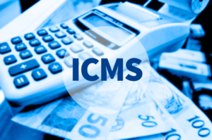O que é ICMS e como calcular este imposto? o que é ICMS? É um imposto cobrado sempre que um produto ou serviço é vendido ou transportado de um estado para outro.
