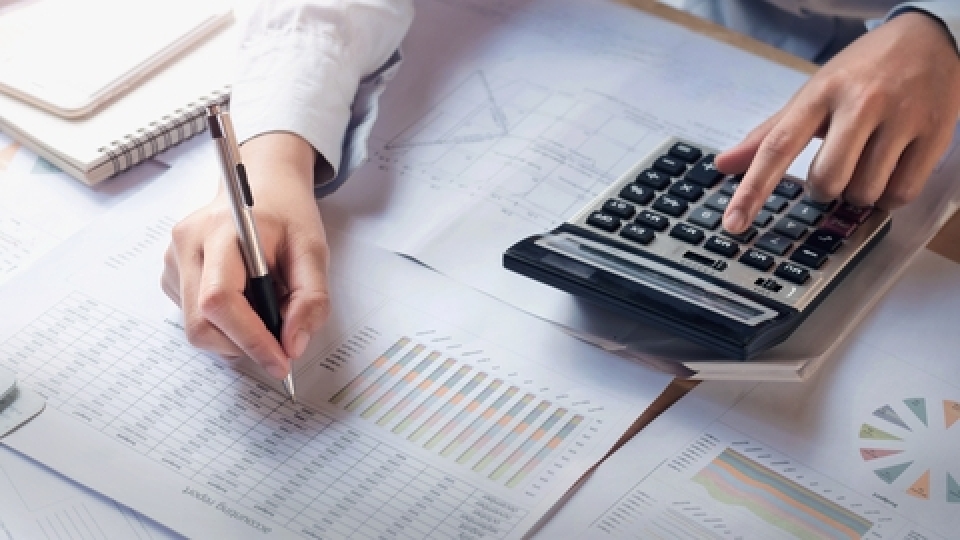 Ignorar o contador pode custar caro. Isso mesmo. Em um cenário cada vez mais exigente em termos fiscais, trabalhistas e financeiros, não contar com um escritório de contabilidade confiável é praticamente andar no escuro. Para quem quer empreender com segurança e sustentabilidade, entender o que escritório de contabilidade faz é o primeiro passo para manter a empresa longe de riscos e no caminho do crescimento.