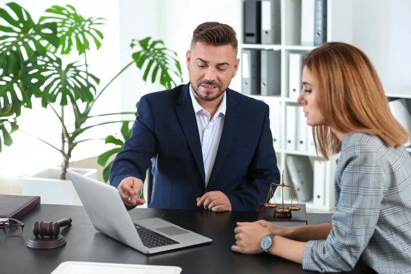 5 motivos para contratar um escritório de contabilidade Um dos principais motivos para contratar um escritório de contabilidade online é a liberdade de poder acessar relatórios e documentos fiscais.
