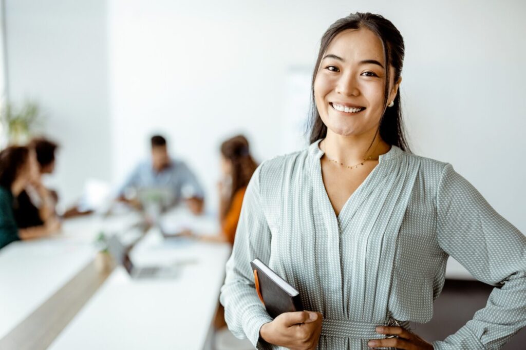 razao-social-2 Razão social é o nome jurídico da empresa. Já o nome fantasia é aquele nome comercial, ou seja, como a empresa será conhecida pelo público. Por exemplo, uma empresa pode ter como razão social “JS Comércio de Alimentos Ltda.”, mas atuar no mercado com o nome fantasia “Sabor de Casa Alimentos”.
