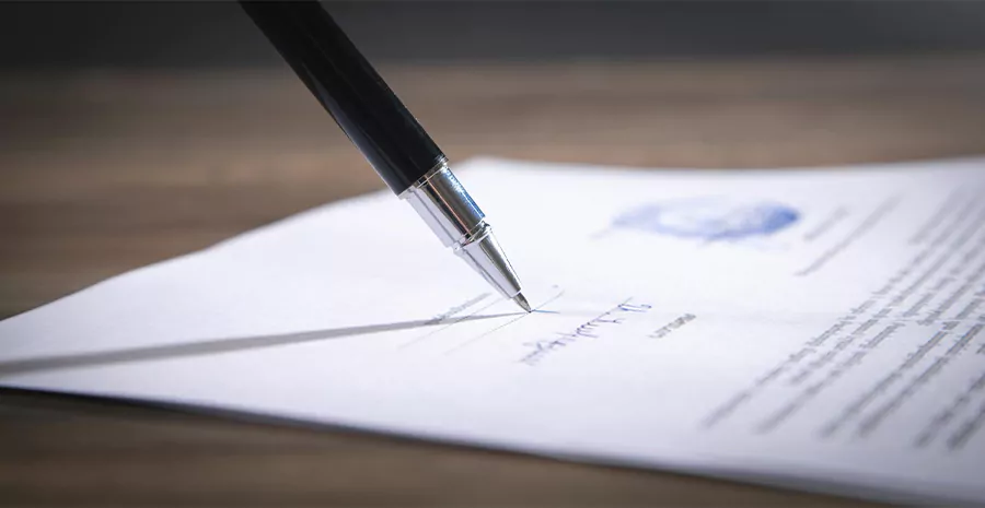 O que é razão social e para que serve? Entenda A razão social é o nome oficial de uma empresa, registrado na Junta Comercial ou no Cartório de Registro Civil de Pessoas Jurídicas.
