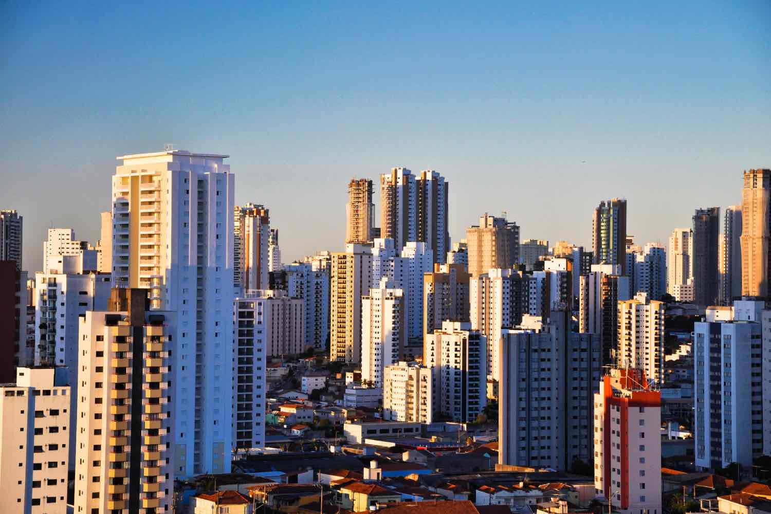 Quando o assunto é DIMOB 2025, muitas empresas do setor imobiliário ainda têm dúvidas sobre quem realmente precisa entregar a declaração, como fazer isso corretamente e quais são as consequências de atrasos ou erros. Essa obrigação acessória, exigida pela Receita Federal, é fundamental para manter a conformidade fiscal e evitar multas que podem pesar no caixa de qualquer negócio.