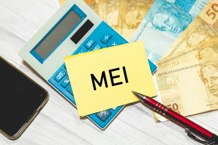 Ao entender bem como a Aposentadoria do MEI funciona, o empreendedor consegue se planejar melhor, evitar prejuízos e, principalmente, não correr o risco de perder anos de contribuição por simples falta de informação.