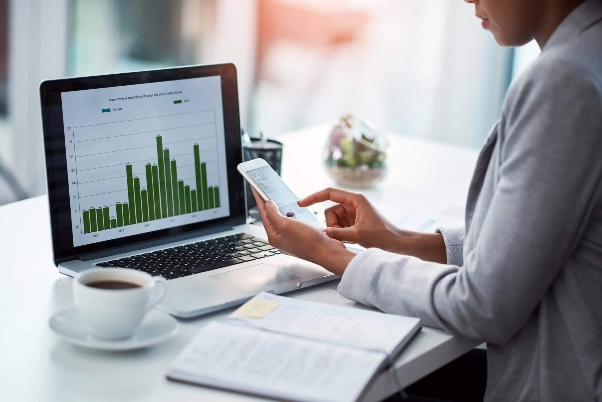 Organizar as finanças da empresa antes do Ano Novo é o primeiro passo para começar 2026 com estabilidade e controle. Ao cuidar das contas agora, o empreendedor evita surpresas desagradáveis, identifica oportunidades e garante decisões estratégicas mais assertivas.