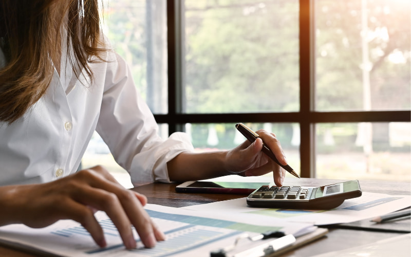 A tecnologia é uma grande aliada da organização financeira. Adote ferramentas de gestão (ERP) que integrem todas as áreas do negócio: vendas, estoque, contas a pagar e a receber.