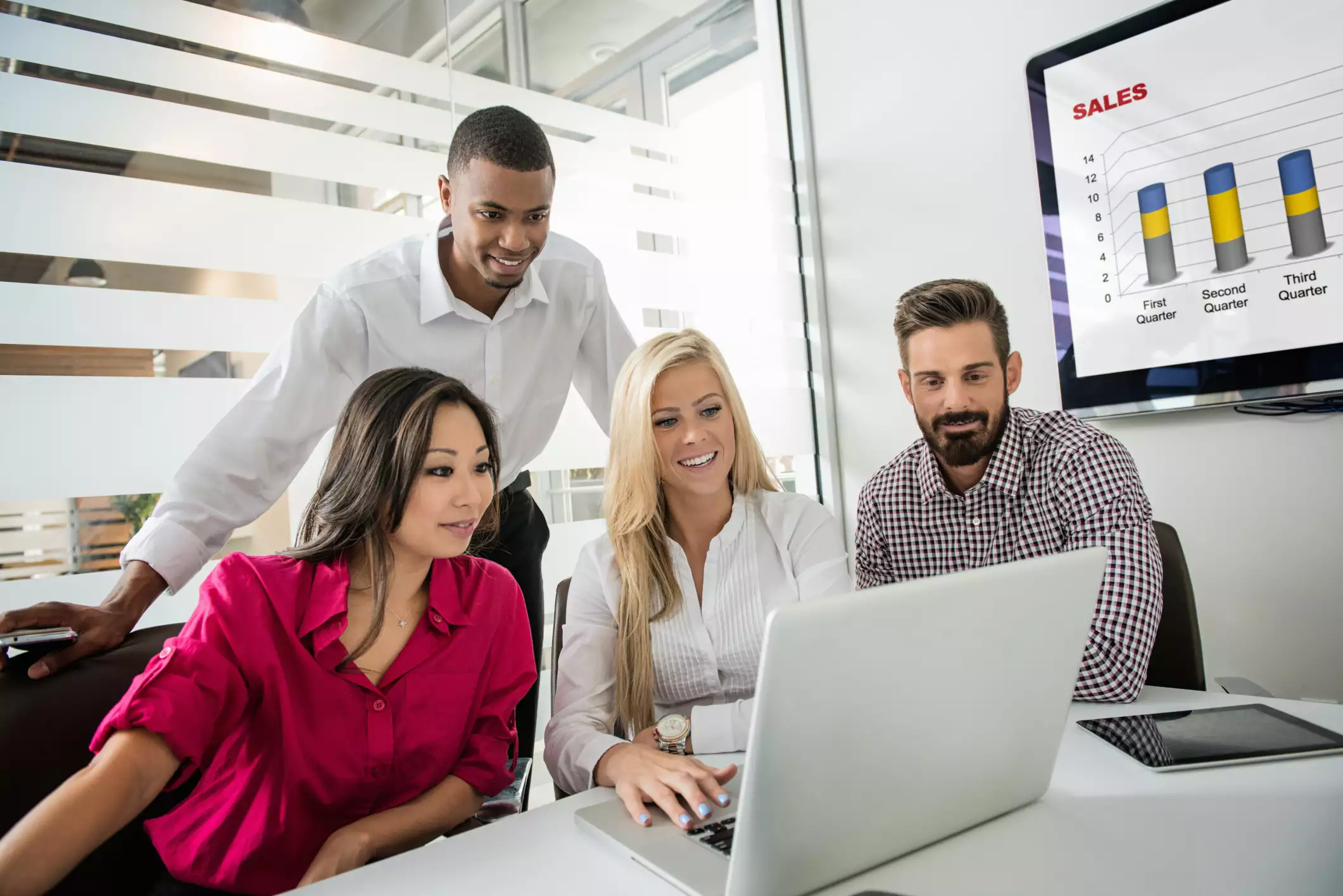 Manter um funcionário sem registro (ou registrar com atraso) é uma das infrações mais graves. Isso gera multas automáticas, que podem variar de R$ 400 a R$ 6.000 por empregado não registrado, além de abrir brecha para um processo trabalhista onde o funcionário poderá exigir todos os direitos retroativos (FGTS, INSS, férias, 13º).