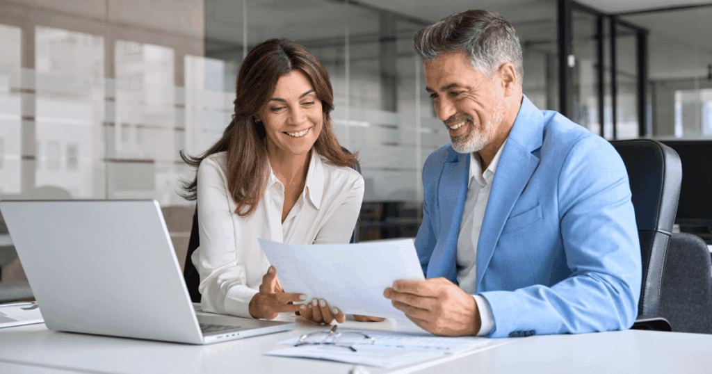 Olá! Sou Talita Alves, Especialista Contábil. Você já parou para pensar na sutil, mas gigantesca, diferença entre Pró-Labore e Salário e como a escolha errada pode custar caro para sua empresa? Fique comigo, pois neste artigo, vamos desvendar esse mistério que confunde tantos empresários e empreendedores, garantindo que você tome as decisões financeiras e fiscais mais acertadas.